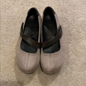 OTBT womens wedge Mary Jane shoes